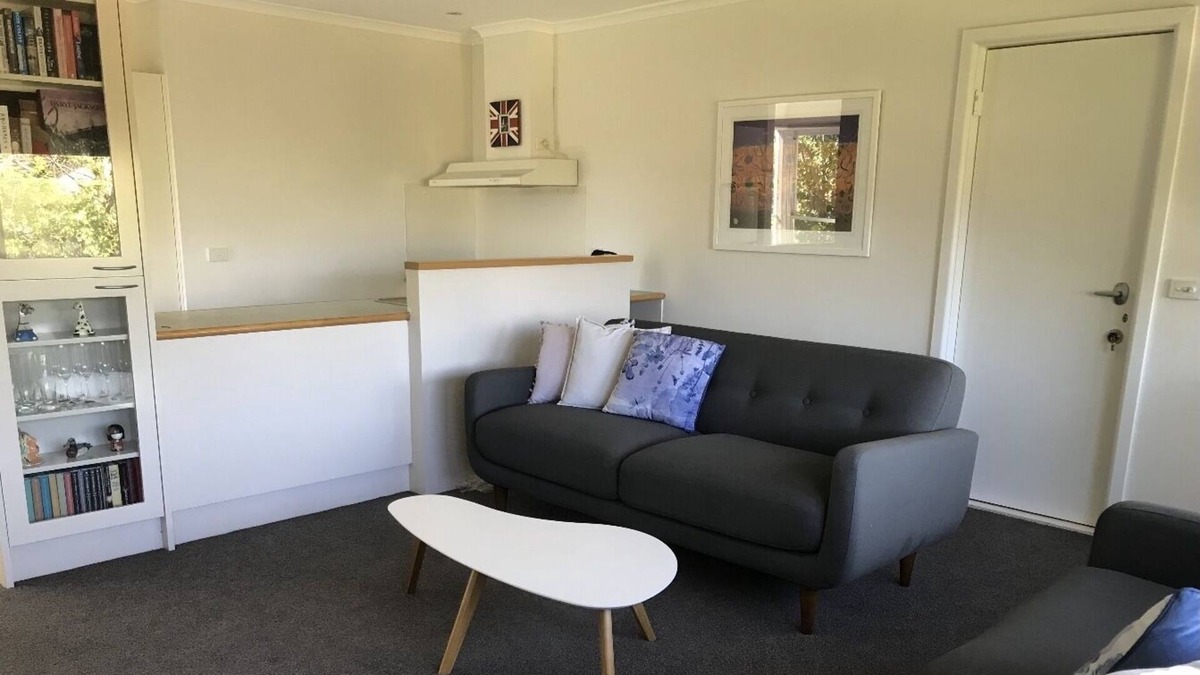 Camberwell Apartment | One bedroom unit in Camberwell. Off street parking.