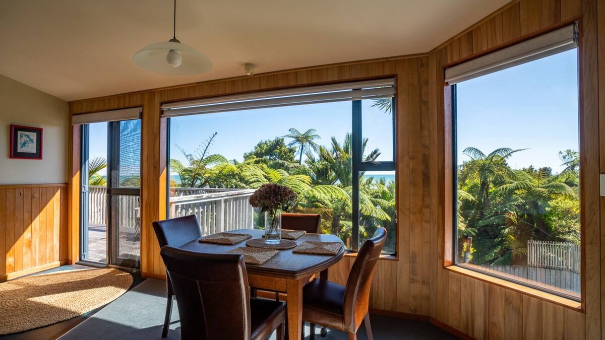 Punakaiki Apartment | One bedroom upstairs apartment with sea views