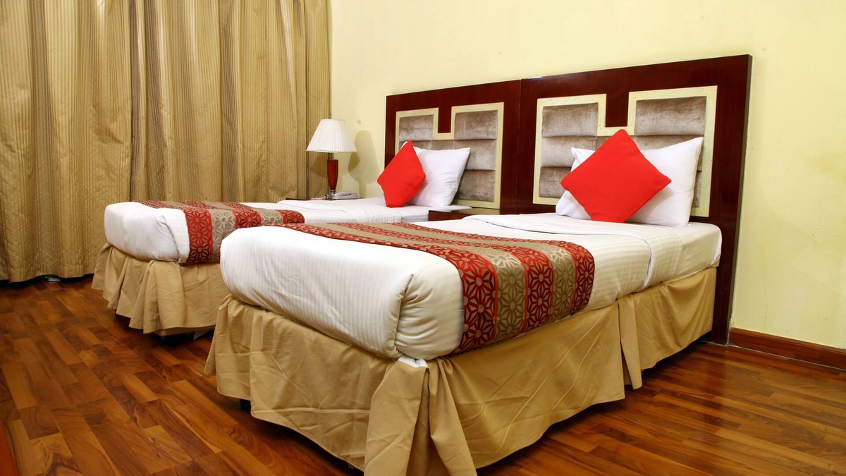 Al Sharq Hotel | One bedroom with 2 Beds In Sharjah