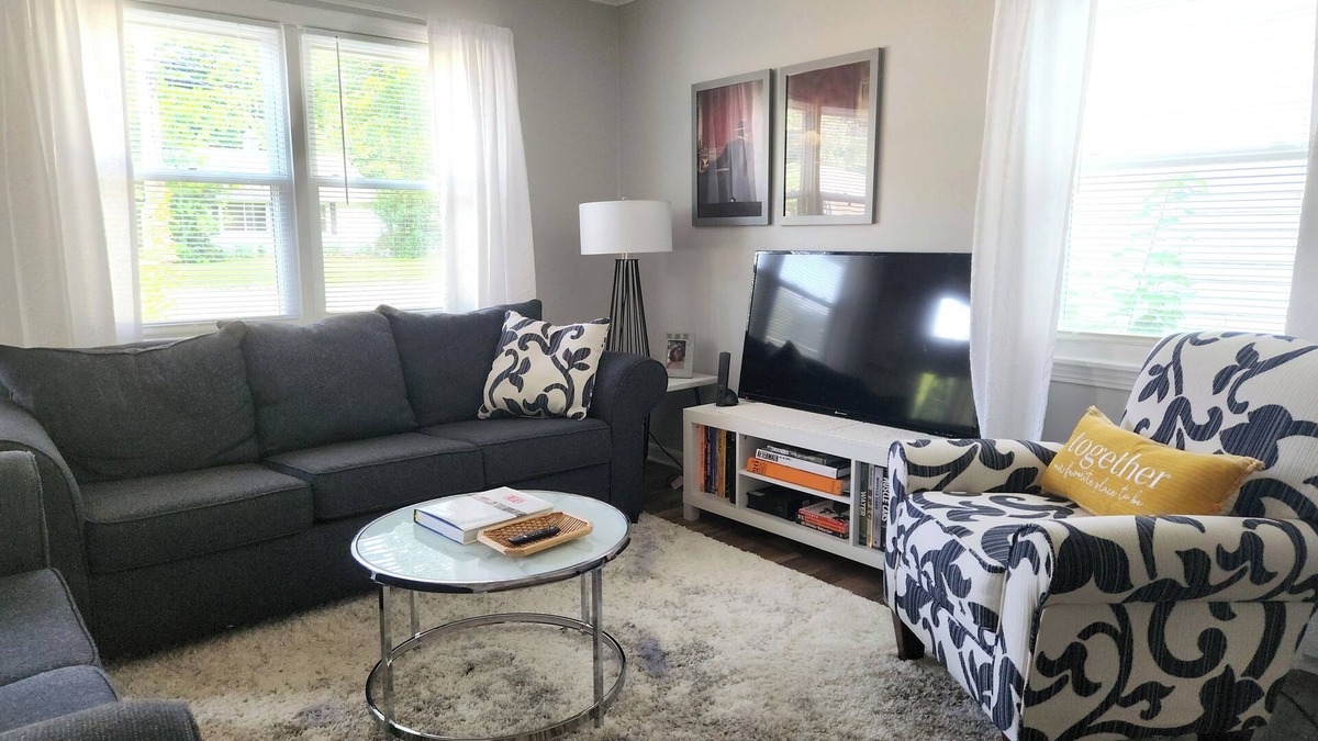 Geneva House | ONE BLOCK from GRAPE JAMBOREE in DOWNTOWN GENEVA!