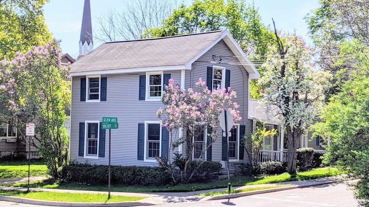 Williamsville House | One block from Main Street, free parking, pets allowed