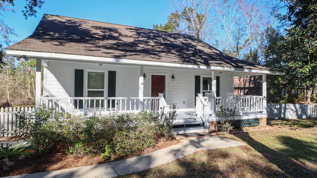 Pass Christian Cottage | One block to beach - Kids Welcome - Great Rates - Cozy Cottage - Easy bookingn
