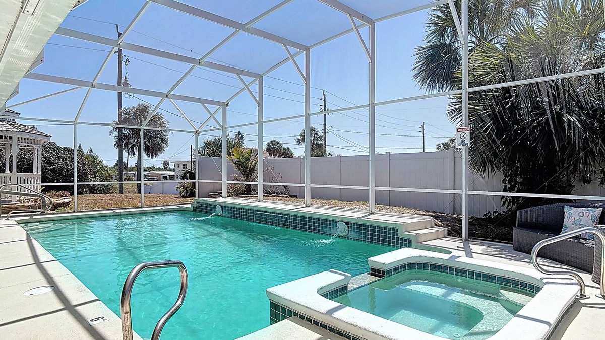 Mcelroys Belleview House | One Block to Beach Heated Pool + Spa Spacious Home