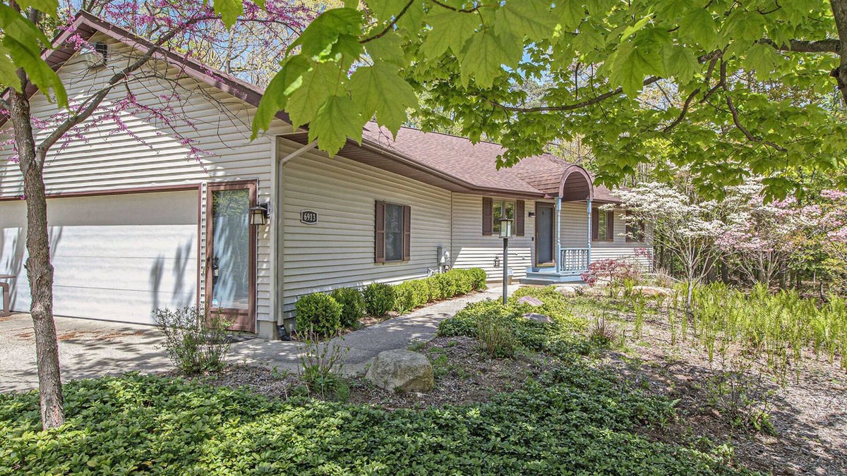 Fennville House | One block to Lake Michigan, hot tub, relaxing wooded lot.