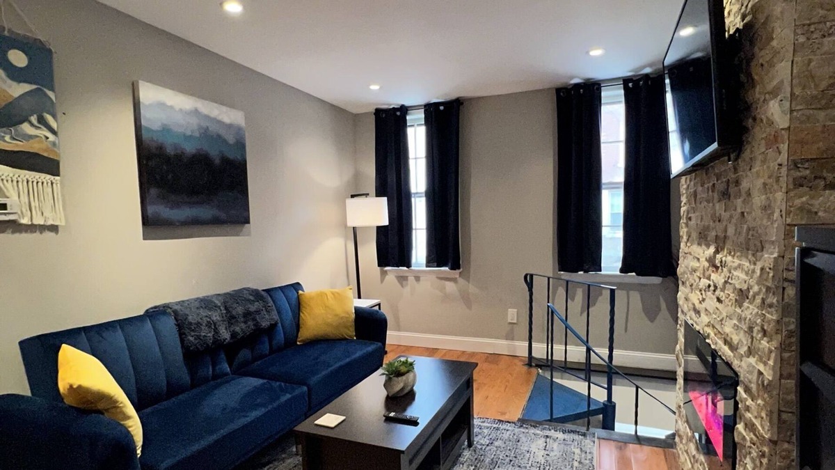 Midtown Village Apartment | ★One BR Condo in Cultural Locale★ 🚶🏻 to Center City ⚡️Wifi ✔NFLX✔Clean