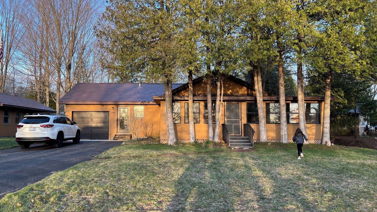 Onekama House | One Cozy Cottage- Pumpkin Spice & Lakeside Vibes – Fall Getaway Awaits!