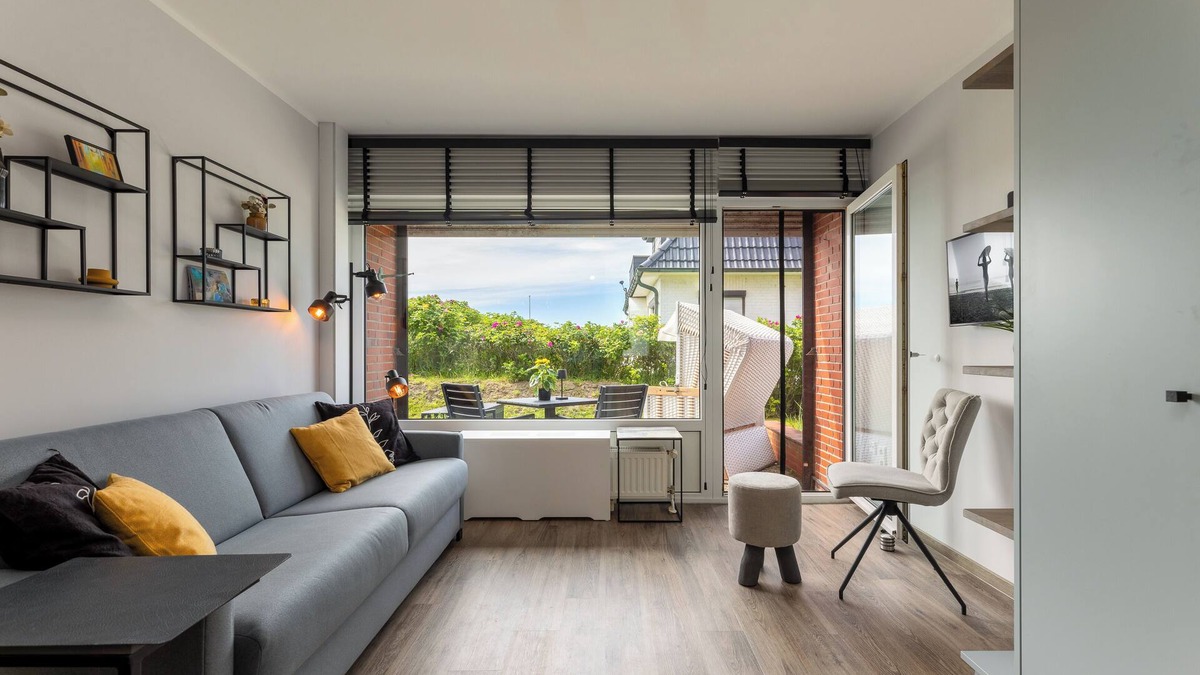 Wenningstedt-Braderup Apartment | One room and many possibilities: the high-quality couch invites you to c