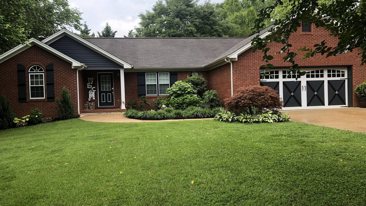 Collegedale House | one level brick home with pet friendly fenced back yard , close to Chattanooga