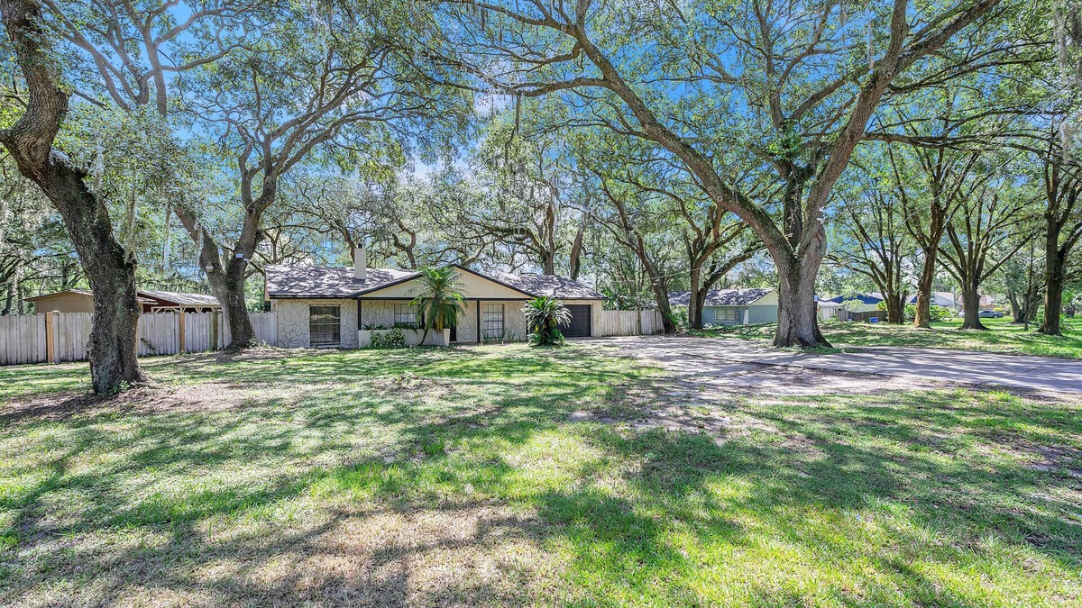 Seffner House | One level home on acreage with privacy