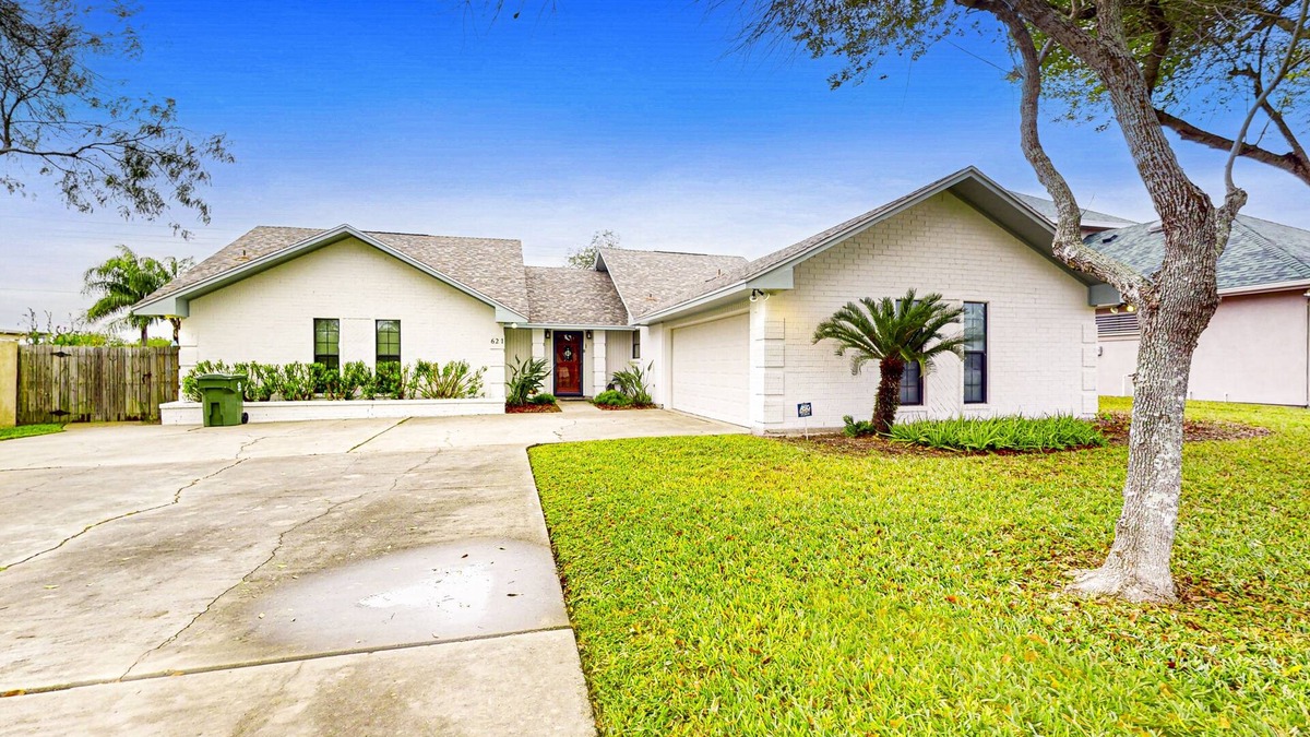 Laguna Vista House | One-level home with huge back yard, adjacent nature trail, & screened patio