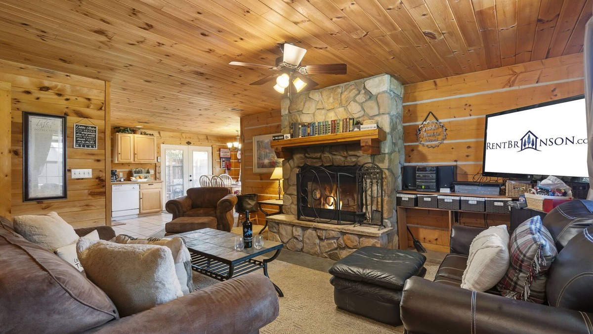 Big Cedars Cabin | One Level Log Cabin, Free Tickets, Minutes from Big Cedar, Wood Burning Fireplace, Dog Friendly