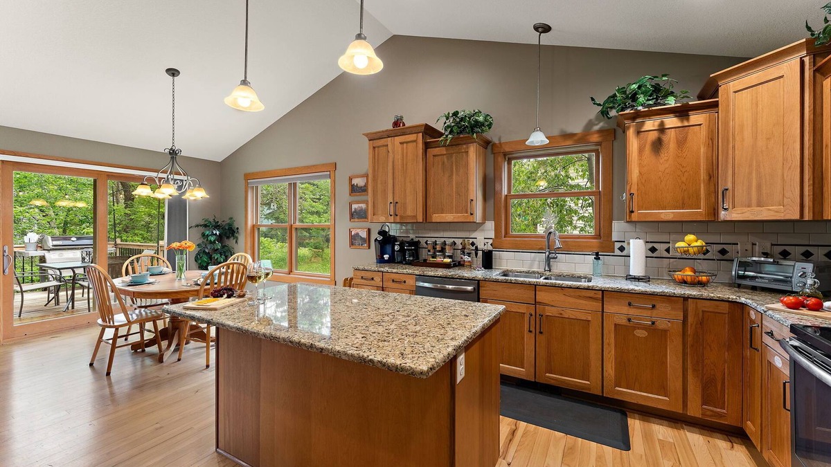 Rochester House | One Level Retreat 10 min to Mayo: Power recliner, Jacuzzi tub, Deck w Grill