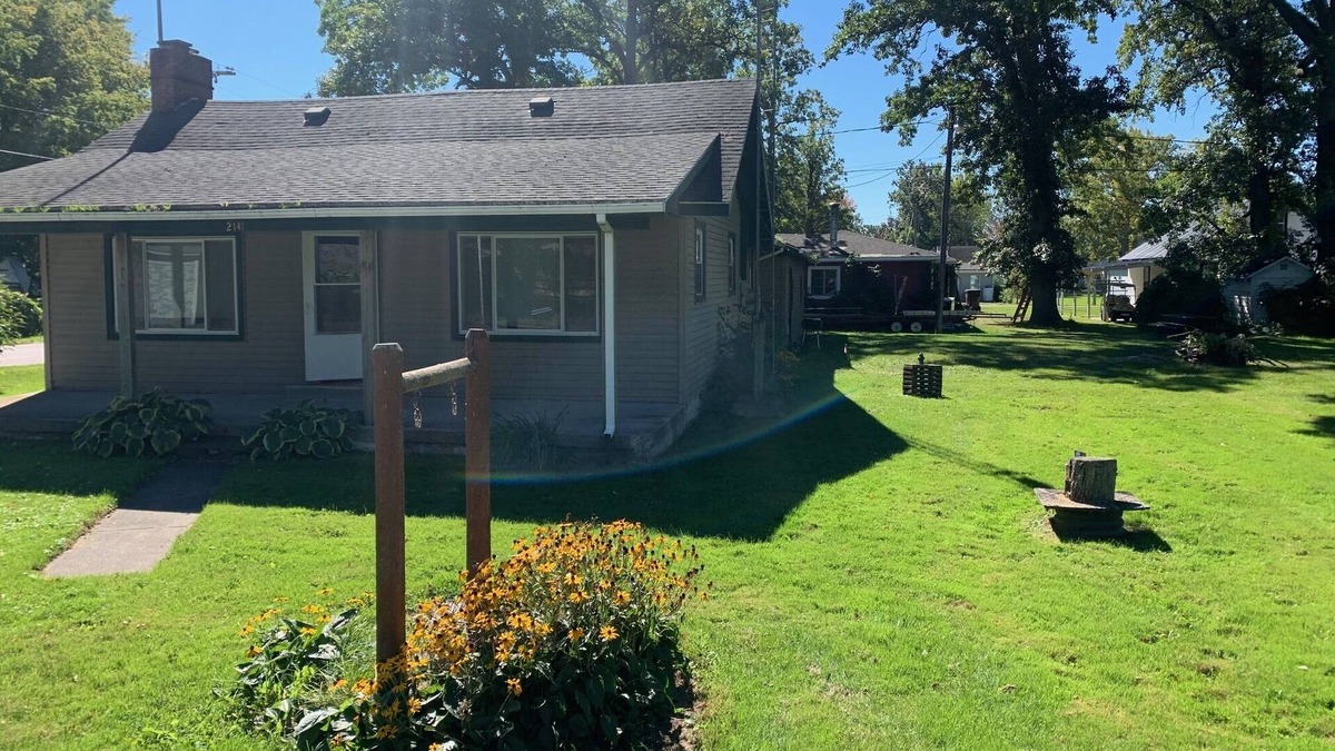 Standish House | One mile east of the Saganing Casino 50 feet from the beach, private boat launch