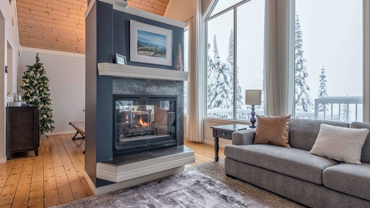 Silver Star Mountain Ski Chalet | One of a Kind Upscale Home w/Laundry, Private Hot Tub, media room & pet friendly