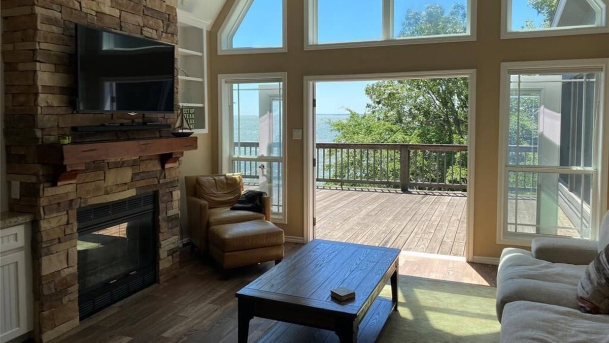Pointblank House | One-of-a-kind 3-story home with a Panoramic Views of the lake