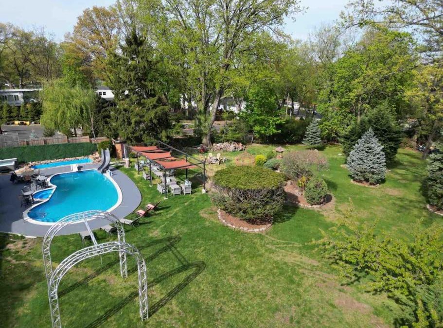 Paterson Apartment | One of a kind 5-Bedroom villa with heated pool