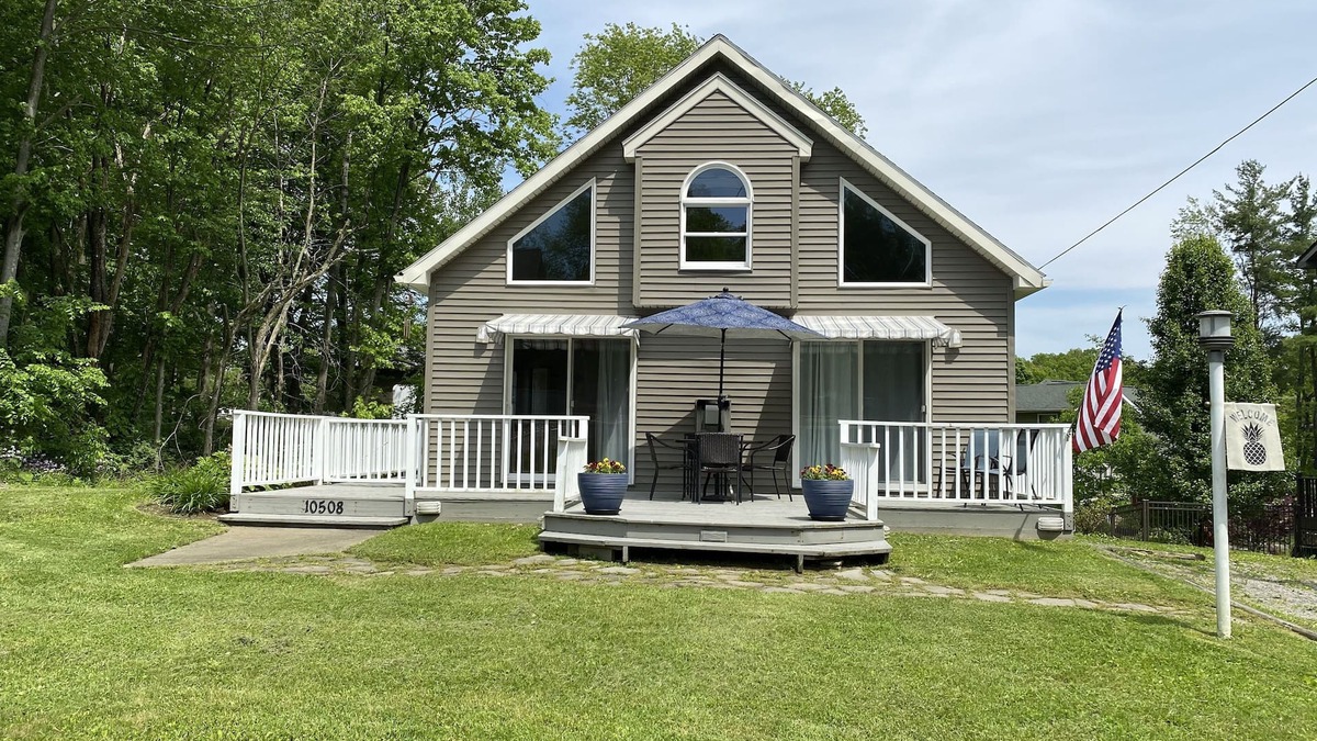 Conneaut Lake House | One-of-a Kind Cottage, close to lake, marina and golf, quiet and comfortable
