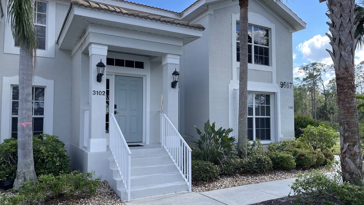 Fort Myers Condo | One of a Kind Gem, Stunning & Pristine 2 Bedroom Over-sized Colonial C. C. Condo