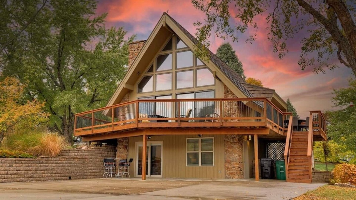 Ankeny House | One-of-a-kind home in Ankeny on 1.8 acres with a pond. You will truly feel like you are on a resort but will be able to have this piece of paradise all for yourself.