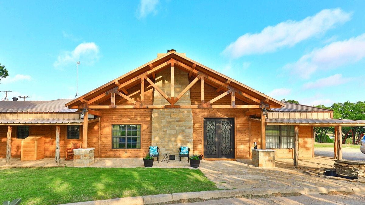 Rising Star House | One of a kind private property in the Heart of Texas. Lake Brownwood 20 min