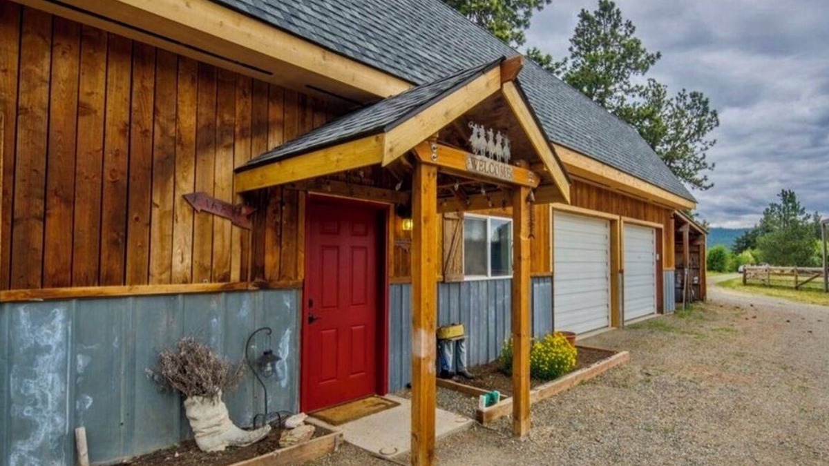 Cle Elum House | One of a kind, property with 3 charming houses, horse facility and pets welcome.