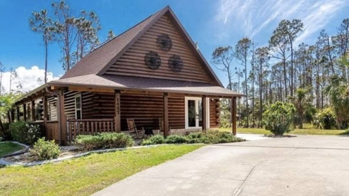 North Port Cabin | One of a kind, real log home in southwest Florida!