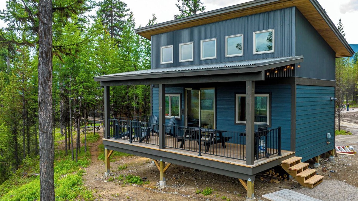 Polebridge Cabin | One of a kind views of Glacier National Park! Cascade Cabin at Thunderbird Ridge.