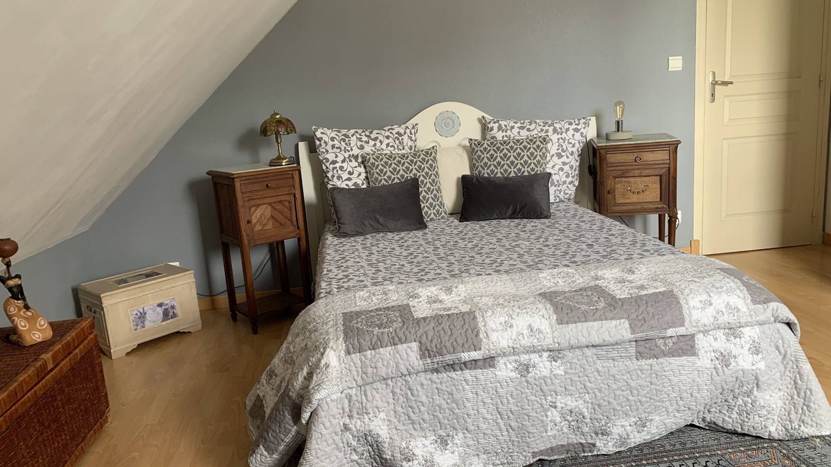 Vienne en Val Bed & Breakfast | One or two guest rooms to rent with family or friends (65- France)120€)