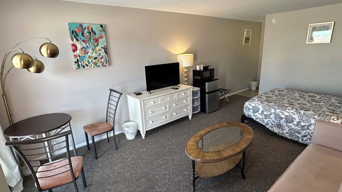 Fillmore Apartment | One Queen bed studio with WiFi, smart TV and AC in welcoming Fillmore.