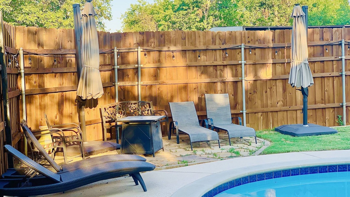 Ferris House | One room guest house with private pool & hot tub, 20 min from Dallas