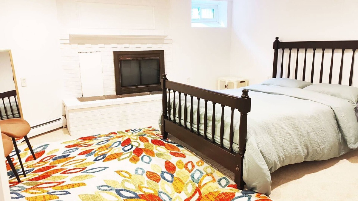 Lexington House | One room ,two beds ,basement,private bathroom and entrance . 4.95 reviews airb
