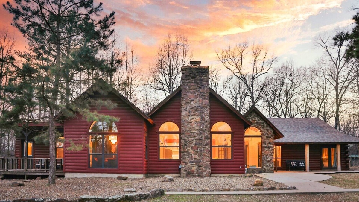 Broken Bow Cabin | One Story -Large 6 bedroom/4 private wings/Sleeps 18+/Walk to shops! Fire Pit