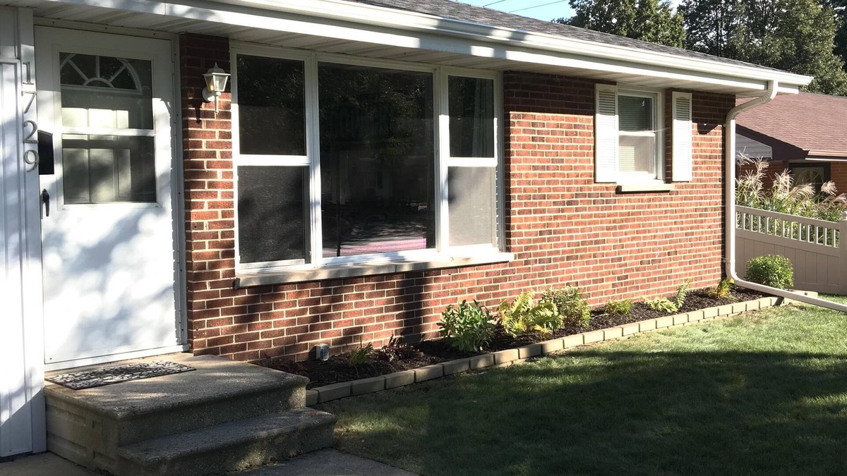 Green Bay House | Oneida St duplex 5 min walk to Lambeau 8 beds furnished full kitchen laundry