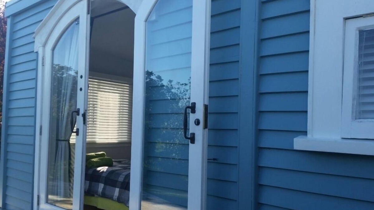 Oneroa Apartment | Oneroa Beach Village Cottage - Sunny Studio