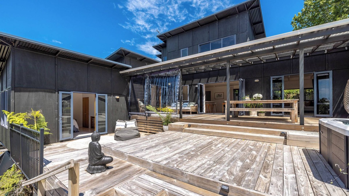Oneroa House | Oneroa Sanctuary - Centrally located in Oneroa