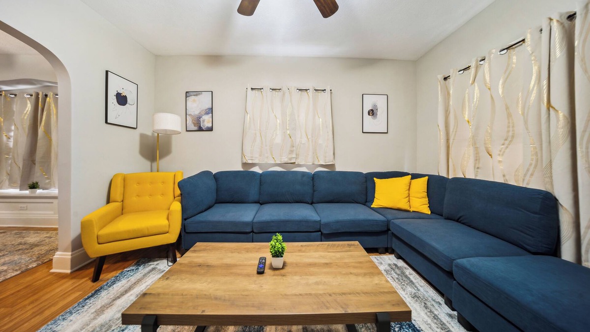 Old Brooklyn House | ONLY 10 min to Cleveland Clinic