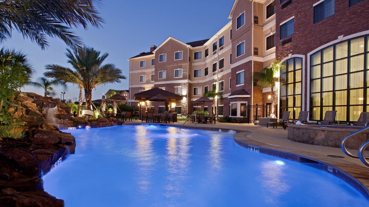 Webster Condo | Only 10 Minutes from NASA | Free Breakfast