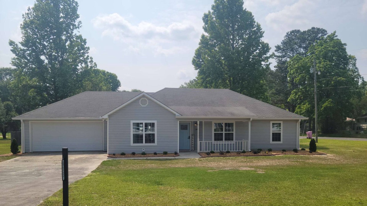 Albertville House | Only 2 blocks from the North entrance of Sand Mountain Park and Amphitheater!