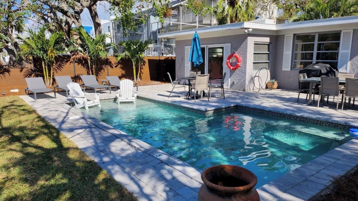 Siesta Key Cottage | ONLY 2 WKS LEFT IN AUG 5 Min walk to Beach & Village, Private Pool,On the Canal