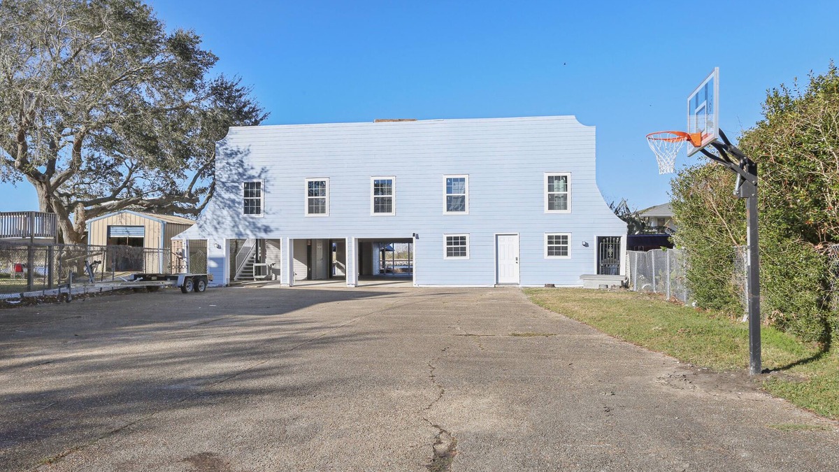 Lafitte House | Only 45 Minutes From Downtown New Orleans Is A Vacationers Bayou Paradise.
