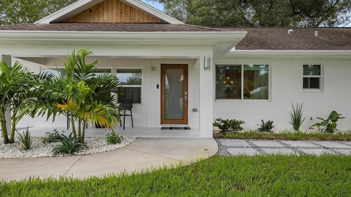 Arlington Park House | ONLY A FEW MINUTES FROM THE #1 BEACH IN THE USA!