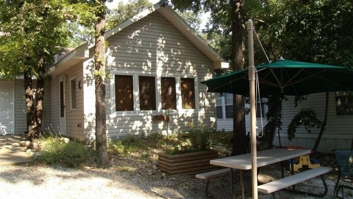 Eucha Cabin | ONLY A ONE MINUTE WALK TO THE DOCK ON THE SHORES OF GRAND LAKE