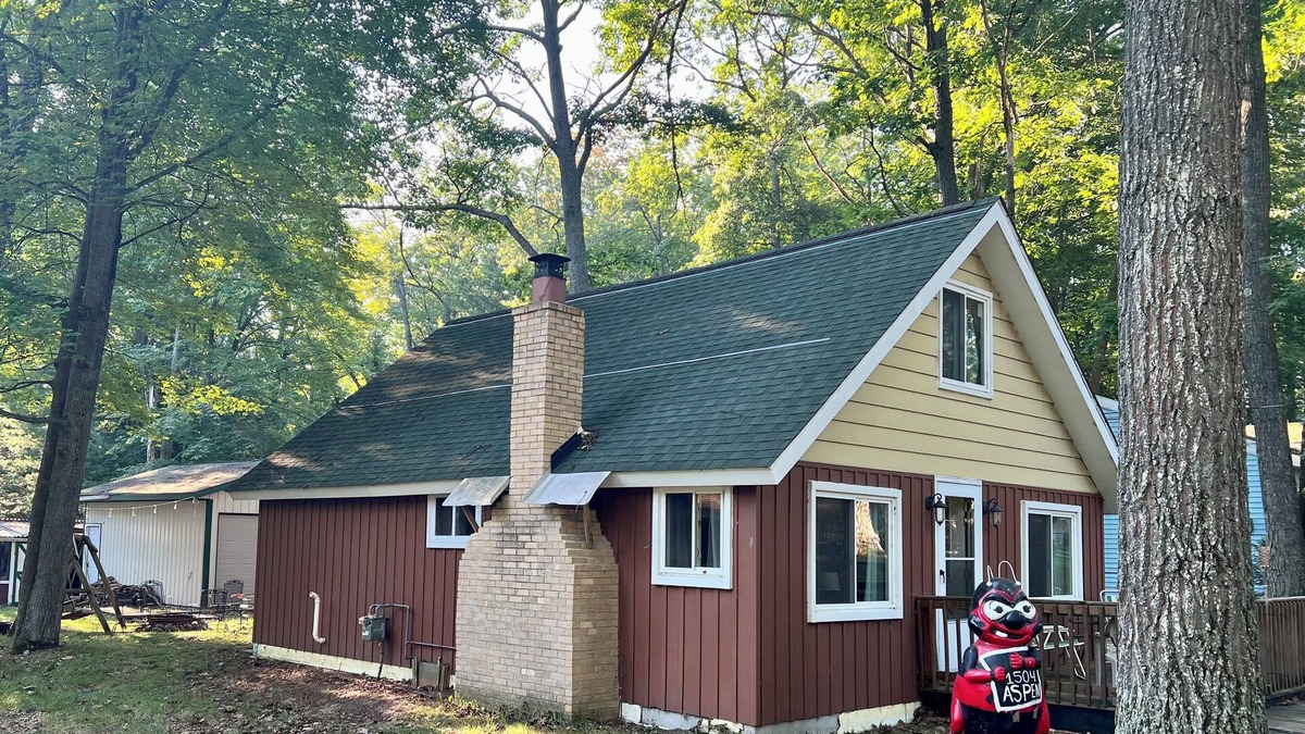 St. Helen Cottage | Only a short walk to the lake! Or a Short ride to the trails!