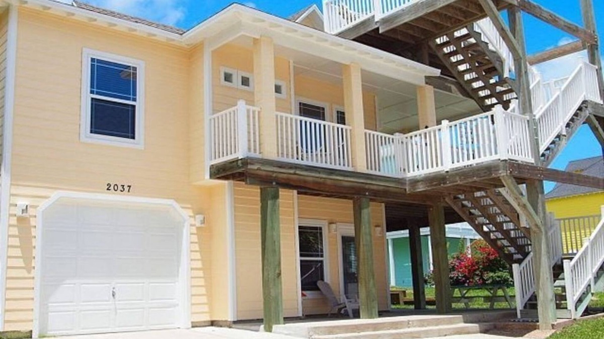 Sand Point House | ONLY In-Town Neighborhood w/Restaurant, Bar, Pool/Hot Tub, Beach & Cart Access