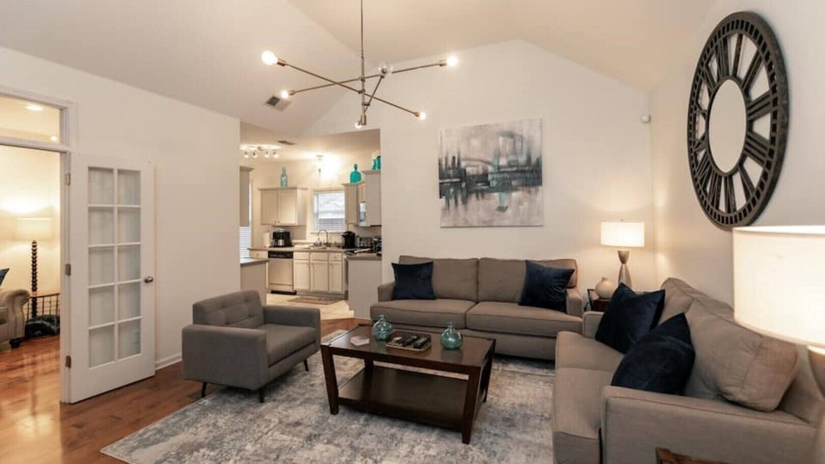 Memphis House | Only rental home with standby generator!Immaculate home quick drive to Downtown.