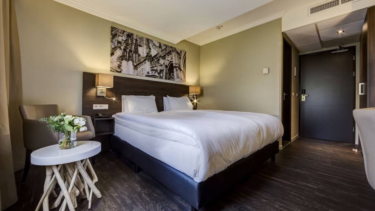 Municipality of 's-Hertogenbosch Hotel | Onsite Dining and Walkable to Art Centers!