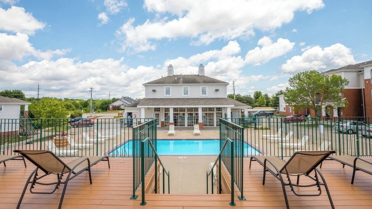 West Des Moines Apartment | Onsite Gym | Shopping | Fast Wifi | and More!