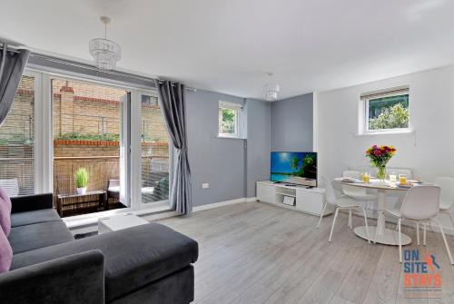 Greenhithe Apartment | OnSiteStays - Contemporary 2 Bed Apt with Ensuite, 2 x Free Parking Spaces & a Balcony