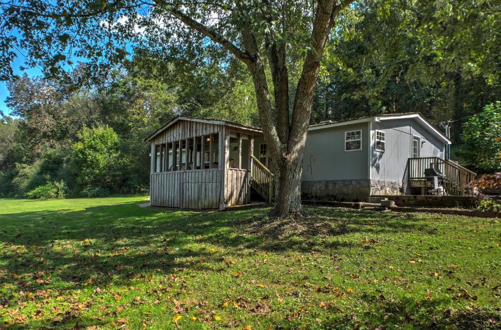 Ooltewah House | Ooltewah Cabin with Grill, Pool Table and Porch!