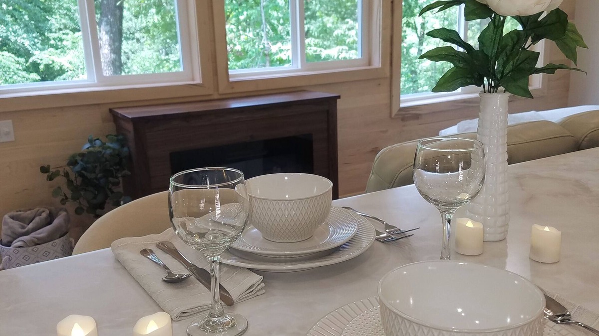 Elroy Cottage | Opal Little Lodge - Luxury Stay with a Panoramic Tree Top Viewn